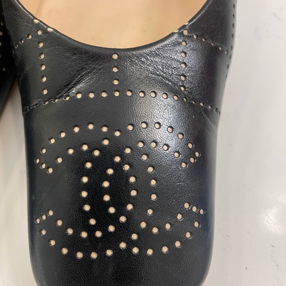 Gorgeous CHANEL heels black with bone colored quilting and CC monogram at toes. - Picture 10 of 13